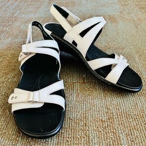 Ziera White Leather Brucey Three Point Adjustable Low Sandals 41 10.5 W WIDE